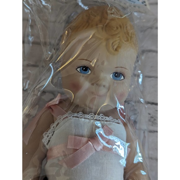 Vintage 1997 Daisy Kingdom Baby Doll Light Skin 12" Vinyl Blonde - Picture 2 of 6
